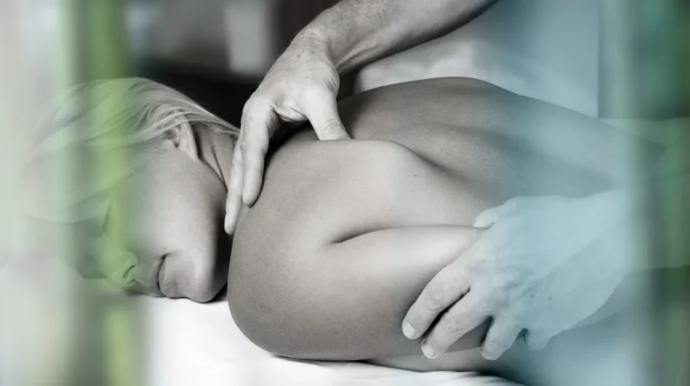 Körperarbeit & Massage bei Schmerzen​Linderung durch gezielte manuelle TechnikenKörperarbeit und Massagen sind bewährte Methoden, um Verspannungen und Blockaden zu lösen, die Schmerzen verursachen oder verstärken. Durch gezielte manuelle Techniken wird die Muskulatur entspannt, die Durchblutung angeregt und die Beweglichkeit verbessert:Therapeutische Massagen: Lösen von Verspannungen und Muskelblockaden, die häufig Schmerzen verursachen.Faszientherapie: Behandlung von verklebten und verhärteten Geweben, die Beweglichkeit fördern und Schmerzen lindern.Manuelle Techniken: Spezifische Griffe, auch aus der Osteopathie und der Chiropraktik, sowie Dehnungen zur Verbesserung der Gelenkfunktion und Reduzierung von Schmerzsymptomen.Vorteile der Körperarbeit bei Schmerzen:Schnelle und spürbare SchmerzlinderungFörderung der Beweglichkeit und FlexibilitätIndividuell auf den Patienten abgestimmte Techniken ohne NebenwirkungenLassen Sie sich von gezielter Körperarbeit bei der Linderung Ihrer Schmerzen unterstützen.
Alles zur Körperarbeit →